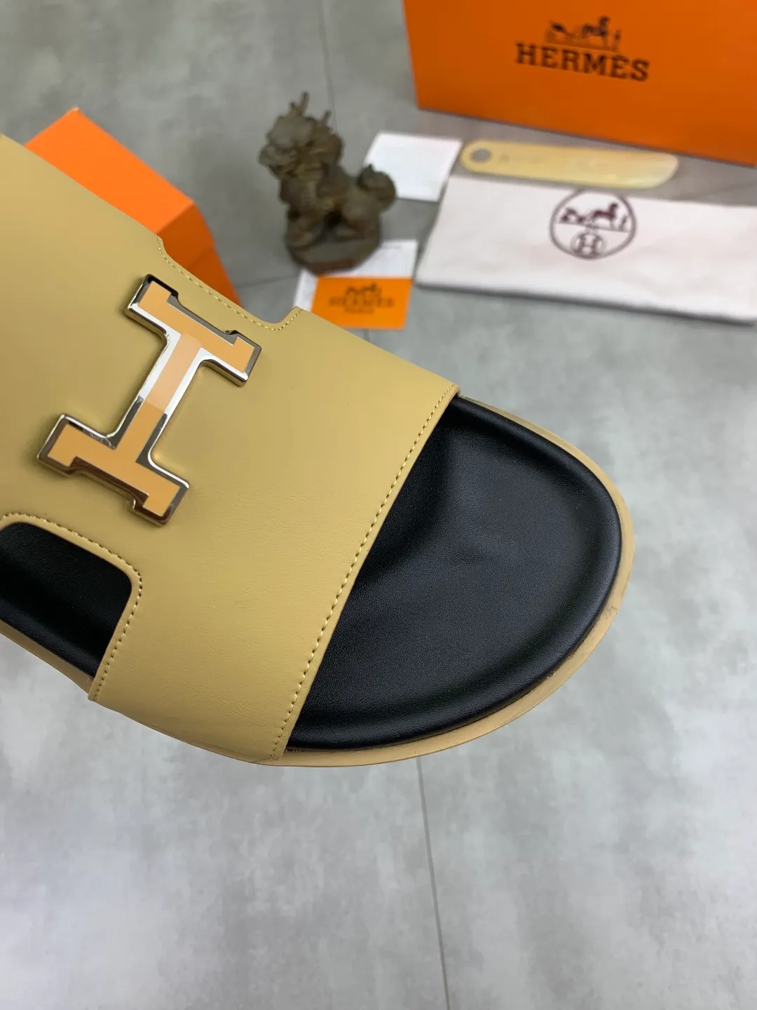 Men's shoes 💰P440 New [HERMES] high-end quality new Hermès slippers, made of imported calfskin, wear-resistant and non-slip rubber outsole. Fashionable and elegant code number: 39-44 (38 45 46 customized)